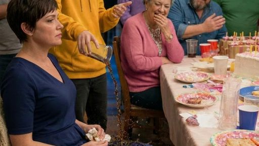 Na urodzinach mojej mamy syn mojego brata wylał mi na kolana napój gazowany i krzyknął: „Babcia mówi, że tu nie pasujesz”. Stół się śmiał. Wytarłam ubranie, uśmiechnęłam się i milczałam. Tej nocy wyciągnęłam swoje nazwisko z ich pożyczki. Rano jego samochód zniknął. A o 8 rano ktoś zapukał do moich drzwi. Otworzyłam.