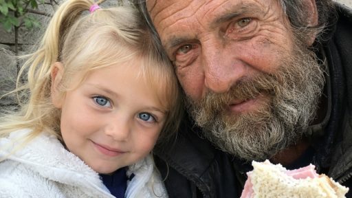 Mała dziewczynka podzieliła się lunchem z bezdomnym nieznajomym – lata później zapukał do jej drzwi w garniturze