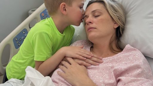 Kiedy obudziłam się ze śpiączki, usłyszałam szept mojego syna: „Mamo, jeśli mnie słyszysz, nie otwieraj oczu – posłuchaj, co planuje tata”