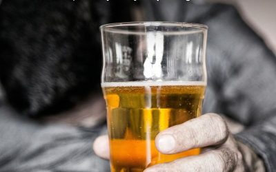 Jeśli regularnie pijesz alkohol, powinieneś to przeczytać.Przepraszam, że nie przeczytałem poniższych informacji kilka lat temu, a przynajmniej nie byłem tego świadomy. Chociaż wiem, że alkohol jest powszechnie uważany za szkodliwy, nie sądzę, aby wielu z nas zdawało sobie sprawę z jego szkodliwości. Sam byłem zszokowany, gdy dowiedziałem się, że jest znanym czynnikiem rakotwórczym, a tym bardziej, gdy odkryłem, że regularne spożywanie alkoholu faktycznie hamuje naturalną zdolność organizmu do produkcji niezbędnych witamin. Ponieważ alkohol jest depresantem, znaczenie jego negatywnego wpływu na zdrowie psychiczne i fizyczne jest oczywiste i często prowadzi do błędnego koła samoleczenia. Przyjrzyjmy się niektórym długoterminowym skutkom alkoholu na organizm. Znany czynnik rakotwórczy Liczne badania wykazują silną korelację między spożyciem alkoholu a rozwojem raka, wiążąc umiarkowane lub regularne spożycie alkoholu z następującymi rodzajami raka: raka szyi, przełyku, wątroby, piersi, obrzęku gardła i innych narządów. „Na podstawie kompleksowych przeglądów badań istnieje jednoznaczna zgoda co do związku między spożyciem alkoholu a kilkoma rodzajami raka”. Narodowy Instytut Raki Niedobór witaminy B12 Badania wykazały, że spożywanie alkoholu obniża poziom witaminy B12; jeśli występuje już niedobór witaminy B12 lub jej niedobór może poważnie wpłynąć na stan zdrowia. Najnowsze badania wykazały również, że nawet umiarkowane i regularne spożywanie alkoholu może wpływać na poziom witaminy B12. Wpływ witaminy D i poziomu witaminy B12 Alkohol zaburza funkcjonowanie trzustki i jej zdolność do wchłaniania witaminy D. Alkohol wpływa na wątrobę, która jest niezbędna do wchłaniania witaminy D, a ta z kolei jest niezbędna do wchłaniania witaminy B12. Te kaskadowe skutki mogą prowadzić do upośledzenia regeneracji kości. Uszkodzenie wątroby (marskość) Marskość wątroby występuje, gdy wątroba ulega bliznowaceniu i chociaż przyczyną może być wiele czynników, nadużywanie alkoholu jest najczęstszą przyczyną. Marskość wątroby może być bardzo poważna, a nawet śmiertelna, a często jedynym sposobem jej leczenia jest operacja. Depresja Chociaż jego urok może być fascynujący, ponieważ daje poczucie siły i zmniejsza zahamowania poprzez zwiększenie pewności siebie, alkohol prowadzi do depresji, obniżając poziom serotoniny w mózgu. Wiele osób sięga po alkohol, aby złagodzić depresję, ale w rzeczywistości większość z nich sama wpada w depresję, dlatego dla wielu może to być prawdziwe błędne koło. Aby poznać pełny czas przygotowania, przejdź na następną stronę lub kliknij przycisk „Otwórz” (>) — i nie zapomnij PODZIELIĆ SIĘ tym przepisem ze znajomymi na Facebooku!