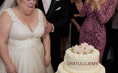 Moja siostra wysłała mi na ślub w wieku 56 lat tort z napisem „Gratulacje dla babci panny młodej” – to, co zrobił z nim mój mąż, wprawiło wszystkich w osłupienie