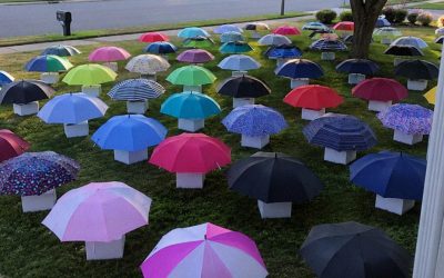 Mój syn oddał swój parasol ciężarnej nieznajomej w deszczu – Następnego ranka na naszym trawniku pojawiło się 47 parasoli, każdy z ponumerowanym pudełkiem, które sprawiło, że moje serce stanęło