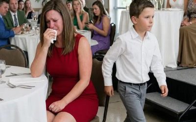Siedziałam jak sparaliżowana, gdy całe wesele wybuchnęło śmiechem. Żona mojego brata właśnie nazwała mnie smutną samotną matką, a moja własna matka dodała, że ​​jestem jak przeceniony towar z podartą metką.