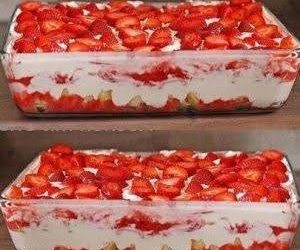 Mieszam 1 kg truskawek z mascarpone, aby przygotować tiramisu truskawkowe.