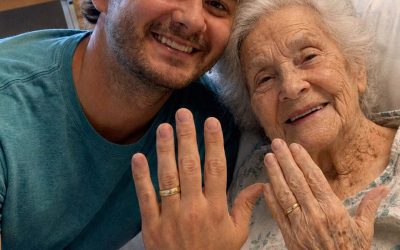 An elderly woman asked me to marry her as her final wish — after she died, her lawyer handed me the hospital bag she never let anyone touch and said, “She chose you for a reason.”  Two years ago, I (34M) started working as an orderly at a small nursing home when I met Gloria.  She was eighty-two, sharp-witted, stubborn, and somehow always made everyone around her smile.  Most of the other residents had family who visited regularly, but Gloria didn’t.  Over time, I became the person she talked to every day. I’d bring her tea, sit with her after my shift, and listen to stories about her life. Somewhere along the way, she stopped feeling like a patient and started feeling like family.  There was one thing that always puzzled me.  No matter where she went, she insisted on carrying the same old hospital bag herself. She never let anyone touch it, and if a nurse tried to move it, she’d politely take it right back.  One afternoon during one of her hospital stays, she asked me to sit beside her bed.  She took my hand, looked me in the eyes, and quietly said,  “I have one final wish.”  Then she smiled sadly.  “I know this sounds strange, but I don’t have much time left. I’ve spent so many years alone, and I don’t want to leave this world knowing I never had someone to call my husband. Will you MARRY me?”  I knew most people would never understand my decision.  But if I could give a kind, lonely woman one final moment of happiness, it felt like the least I could do.  A week later, we were married in a small ceremony at the hospital.  Gloria passed away peacefully three days later.  After the funeral, her lawyer stopped me and placed Gloria’s old hospital bag into my hands.  It was the same worn bag she’d refused to let anyone touch for years.  Then he looked at me and quietly said,  “She chose you for a reason.” ⬇️