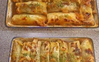 Moja córka oficjalnie ogłosiła, że ​​to jej nowe ulubione danie i od razu powiedziała: „Mamo, to smakuje lepiej niż w restauracji!”. Jest tak łatwe w przygotowaniu, tak soczyste i tak pełne smaku, że talerze w mgnieniu oka znikną z talerzy. To jeden z tych przepisów, które odkrywa się raz… a potem robi się co tydzień! Przepis w komentarzach. Jeśli chcesz śledzić moje przepisy, napisz „tak”