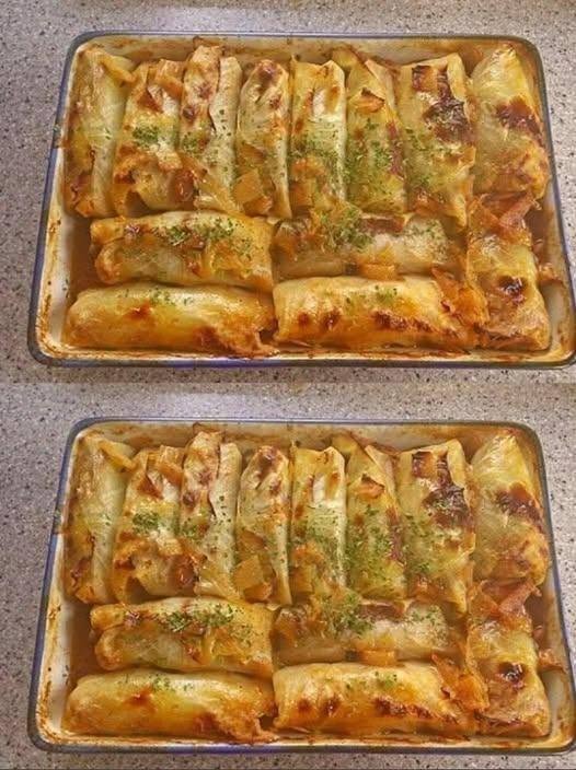 Moja córka oficjalnie ogłosiła, że ​​to jej nowe ulubione danie i od razu powiedziała: „Mamo, to smakuje lepiej niż w restauracji!”. Jest tak łatwe w przygotowaniu, tak soczyste i tak pełne smaku, że talerze w mgnieniu oka znikną z talerzy. To jeden z tych przepisów, które odkrywa się raz… a potem robi się co tydzień! Przepis w komentarzach. Jeśli chcesz śledzić moje przepisy, napisz „tak”