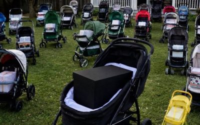 Po stracie mojego nowonarodzonego syna oddałem wszystko, co mu kupiłem, matce błagającej o pomoc z dzieckiem – następnego ranka mój trawnik był pokryty dziesiątkami wózków dziecięcych, każdy z nich trzymał zapieczętowane pudełko
