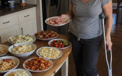 Mój mąż zmusił mnie do zorganizowania przyjęcia urodzinowego z okazji jego 40. urodzin, mimo że miałam złamaną nogę – a potem weszła jego matka i sprawiła, że ​​tego pożałował
