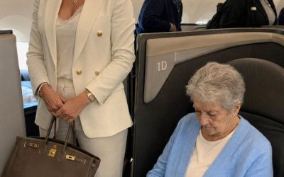 Kobieta w pierwszej klasie powiedziała starszemu pasażerowi, że nie powinna tam być – dwadzieścia minut później kapitan ogłosił coś, co pozostawiło całą kabinę bez słowa