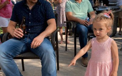Podczas urodzin mojego męża moja 3-letnia córka wskazała na but najlepszego przyjaciela mojego męża i powiedziała: „Tata tam płacze!” – uśmiechałam się, dopóki nie zrozumiałam, co miała na myśli
