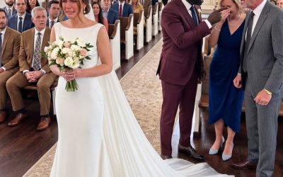 Tata się roześmiał i powiedział, żebym sama poszła do ołtarza, bo wychodzę za mąż za kogoś, kto nie ma nikogo. Mama siedziała obok niego w ostatnim rzędzie, a ja szłam sama, ściskając bukiet.