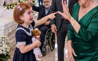 Wróciłem z trzydniowej podróży służbowej z prezentami i zastałem żonę w trumnie. Wtedy moja córka wyszeptała: „Tato, wujek, mamo… Babcia zabrała jej telefon”. Natychmiast przerwałem pogrzeb.