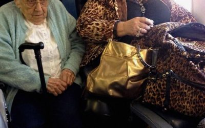 Kobieta w samolocie zajęła połowę miejsca mojej 86-letniej babci – pięć minut później karma mocno ją dotknęła