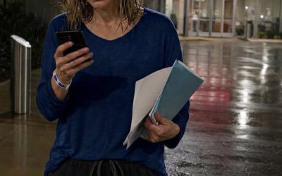 Mój mąż obiecał mnie odebrać po wypisaniu ze szpitala. Zamiast tego weszłam na parking dla pasażerów w szpitalu i zobaczyłam SMS-a: już pojechał na rocznicową wycieczkę rodziców i powinnam po niego zadzwonić.