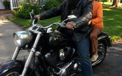 Ogromny brodaty motocyklista zabierał moją starszą matkę na przejażdżki co tydzień – po jej pogrzebie podszedł do mnie i powiedział: „Twoja mama była niesamowitą kobietą, ale musisz wiedzieć, co tak naprawdę się wydarzyło”
