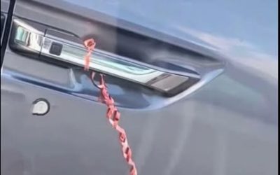 Robiłem zakupy w lokalnym sklepie i kiedy wróciłem do samochodu, zauważyłem coś dziwnego. Do klamki drzwi przywiązano sznurek lub wstążkę. Zdarzyło mi się to już dwa razy. Co to może oznaczać?